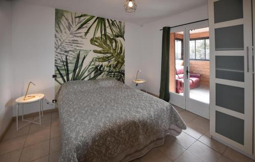 Tempat tidur dalam kamar di Beautiful Home In Velleron With House A Panoramic View