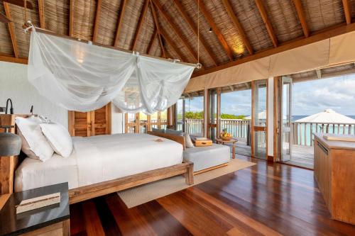 Кровать или кровати в номере Gili Lankanfushi Maldives