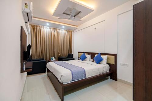 Habitación de hotel con cama y TV en Gateway Premium Inn en Bangalore