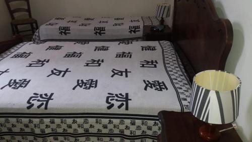- une chambre avec 2 lits avec un bureau asiatique dans l'établissement GUARUJÁ - PRAIA DE PITANGUEIRAS, à Guarujá
