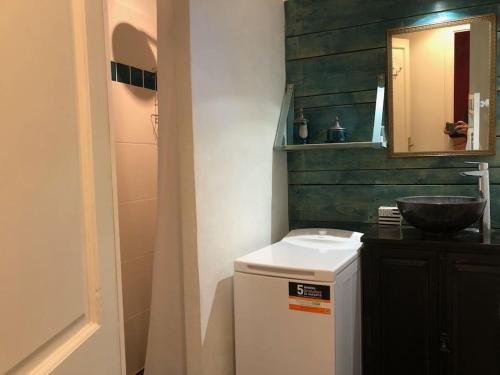 a small bathroom with a sink and a refrigerator at Appartement pour 2 personnes à 50 mètres du port in Paimpol