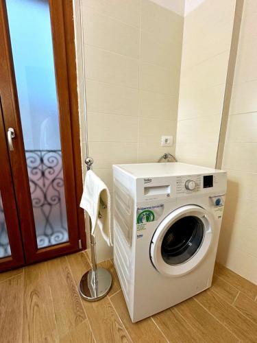 a washing machine in a room with a door at La Casa di Garibaldi - Vista per le Montagne in San Demetrio neʼ Vestini