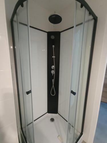 un ascenseur en verre dans une pièce avec un crochet dans l'établissement Le studio 34 les Baux de Provence, aux Baux-de-Provence