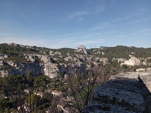 une vue depuis le bord d'une montagne dans l'établissement Le studio 34 les Baux de Provence, aux Baux-de-Provence