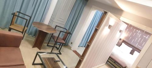 salon ze stołem i 2 krzesłami w obiekcie KABC Hotel w mieście Kigali