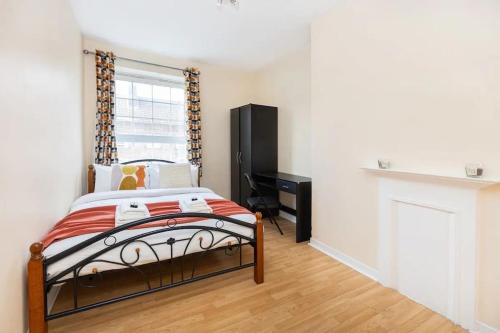 a bedroom with a bed and a window at Tranquil 1BR in South Bank with onsite parking in London