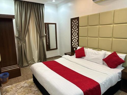 Ein Bett oder Betten in einem Zimmer der Unterkunft شاليهات مرفا
