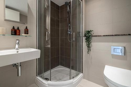 een badkamer met een douche, een wastafel en een toilet bij Stay Fleet Street in Londen