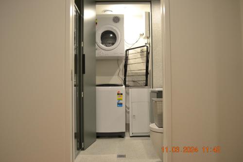 kuchnia z lodówką i pralką w obiekcie ZMITH Apartment - BROOKE Canberra w mieście Belconnen