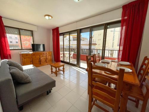 sala de estar con mesa y comedor en Apartamentos Playa Oropesa 3000, en Oropesa del Mar