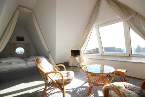 Cette chambre comprend un lit, une table et des chaises. dans l'établissement Haus am Fuchskamp, à Grömitz