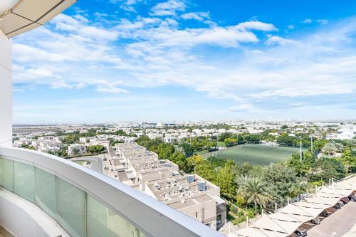 uma vista da cidade a partir da varanda de um edifício em Luxurious Home in Silicon with Stylish Interior no Dubai