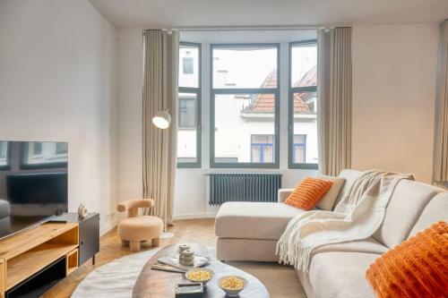 een woonkamer met een bank en een tafel bij 2-BR Haven in Antwerp in Antwerpen