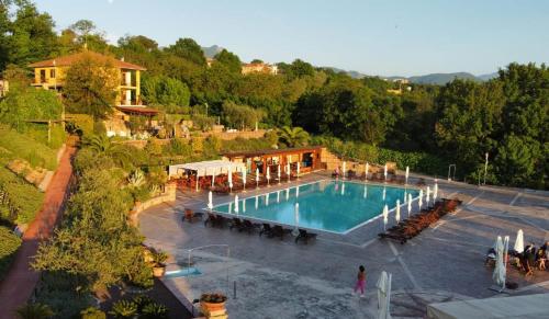 an overhead view of a swimming pool in a resort at Bellavigna Country House in Montefalcione