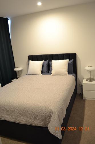 Cama o camas de una habitación en ZMITH Apartment - BROOKE, Near AIS, GIO Stadium, UC, & Nth - Canberra Hospital