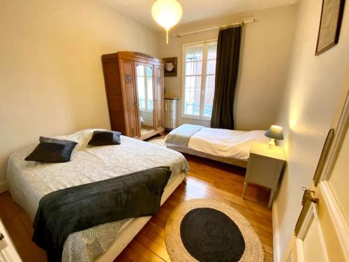 une chambre avec deux lits et une fenêtre dans l'établissement Villa Soleil Levant, à Deauville