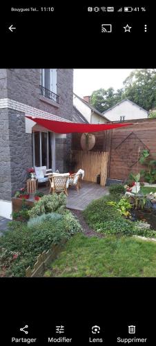 une photo d'un patio avec un banc dans une cour dans l'établissement Maison papillon, à Fougères
