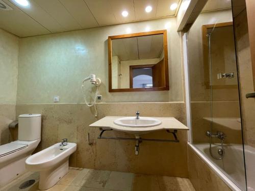 ein Badezimmer mit Waschbecken, Toilette und Dusche in der Unterkunft SEGUNDA PLANTA EN PRIMERA LINEA EN URB. JARDINES DE ISLA CANELA in Punta del moral