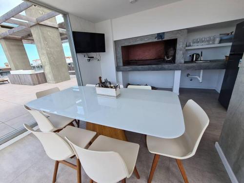 a white dining table and chairs in a room at Encantador Apartamento en la mejor ubicación in Punta del Este