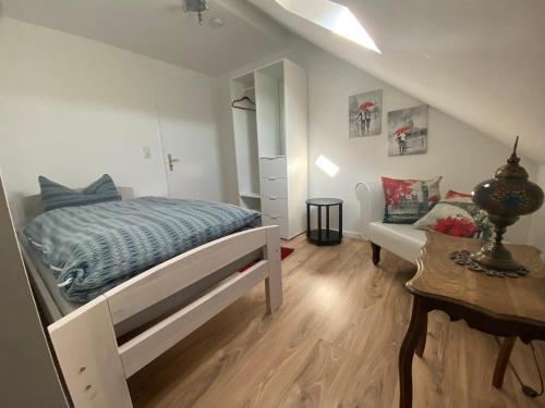 - une chambre avec un lit et un canapé dans l'établissement Ferienwohnung Anni, à Dörfles