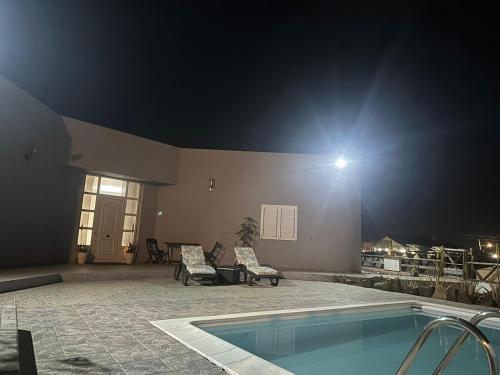una casa con piscina por la noche en Villa Gairía en Antigua