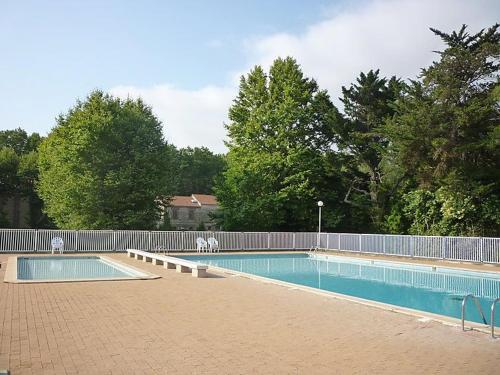 une piscine vide entourée d'une clôture dans l'établissement Bastide, à Saint-Cyprien