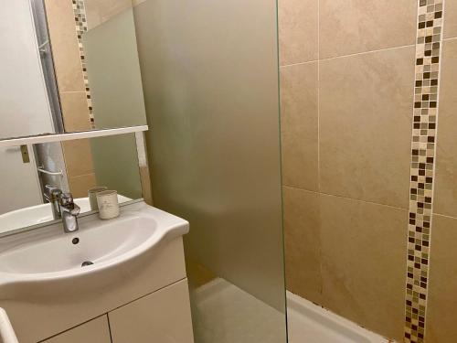 une salle de bain avec un lavabo et une douche dans l'établissement Bastide, à Saint-Cyprien