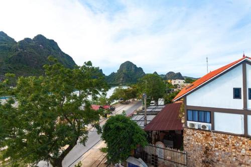 uitzicht op een stad met bergen op de achtergrond bij Riverview Home in Quang Binh