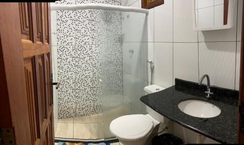 La salle de bains est pourvue d'une douche, de toilettes et d'un lavabo. dans l'établissement Pousada clair, à Ibitirama