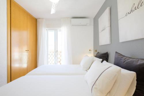 sypialnia z dużym białym łóżkiem i oknem w obiekcie My City Home- Cozy apartment at Aravaca w Madrycie
