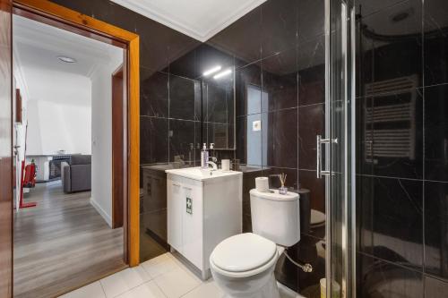 Agualva Happy Apartment في Paiõis: حمام مع مرحاض ومغسلة ودش