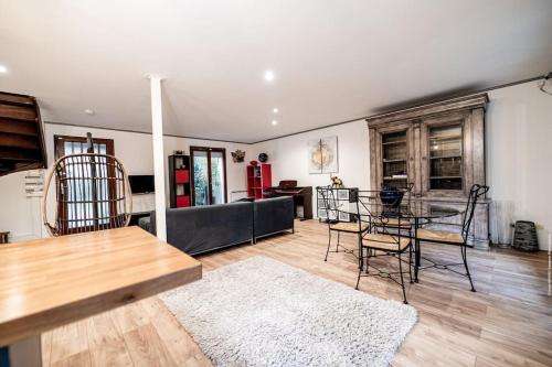 un salon avec une table et des chaises dans l'établissement Belle maison et jardin à Pessac 10 pers, à Pessac