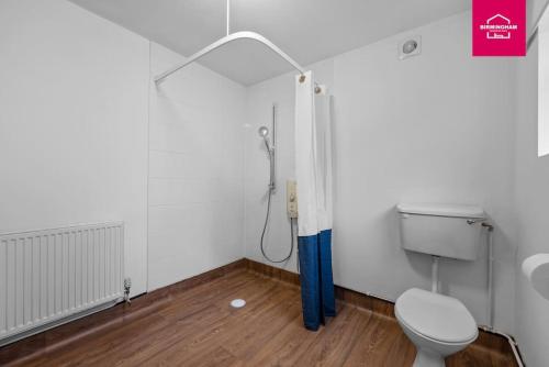 ein Bad mit WC in der Ecke eines Zimmers in der Unterkunft Accessible ground floor wet room and bedroom in a modern 4 Bedroom House-B28 Hall Green in Birmingham