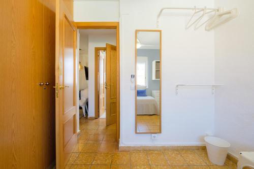 マドリードにあるMy City Home- Cozy apartment at Aravacaのバスルーム(鏡付)、ベッドルーム(ベッド付)