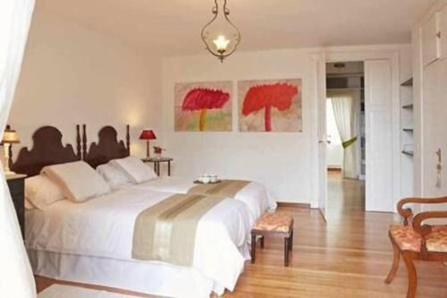 een slaapkamer met een groot wit bed in een kamer bij Espectácular piso en casa sXVIII frente a Salomé in Santiago de Compostela