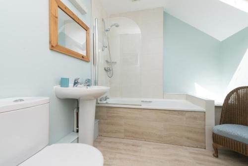 a bathroom with a sink and a bath tub at BnB-side in Portland
