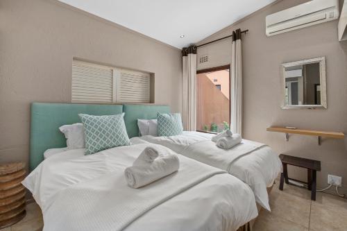 Postel nebo postele na pokoji v ubytování San Lameer 3216 - 2 Bedroom Classic - 4 pax - San Lameer Rental Agency