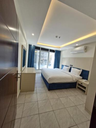 a hotel room with a bed and a bathroom at Yan Furnished Apartments in Al Khobar