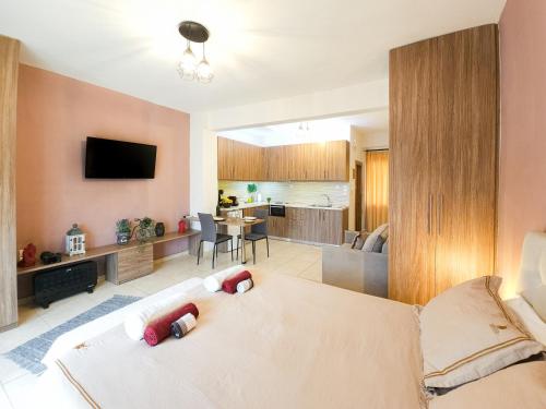 ein Wohnzimmer mit einem Bett und eine Küche in der Unterkunft Bill Apartments in Patras