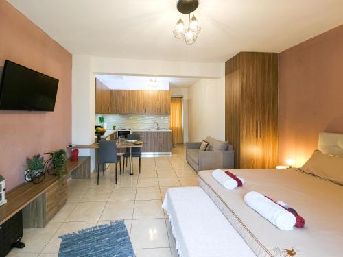 sypialnia z łóżkiem i salon w obiekcie Bill Apartments w mieście Patras