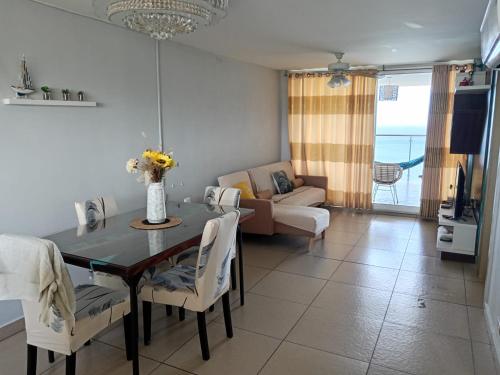 un soggiorno con tavolo da pranzo e divano di El Palmar Beach Residences 901 Beach Front View a Las Palmeras