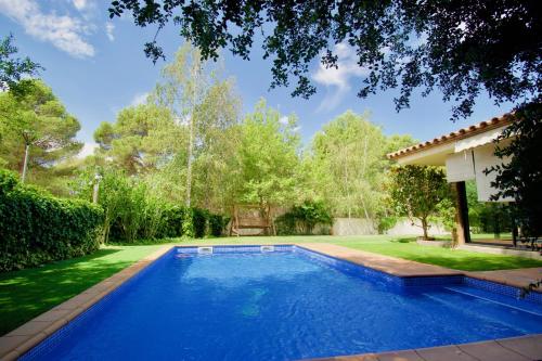 a swimming pool in the yard of a house at Villa Montgó in L'Escala