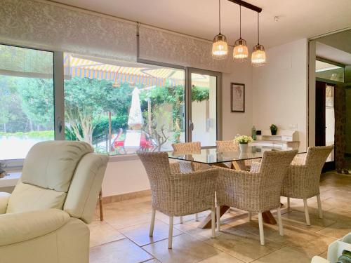 a kitchen and dining room with a table and chairs at Villa Montgó in L'Escala