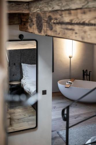 Postel nebo postele na pokoji v ubytování Hotel Ansitz Steinbock