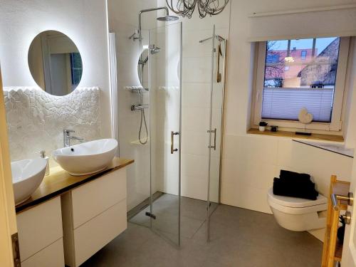 a bathroom with two sinks and a shower and a toilet at Friesenperle in Tönning