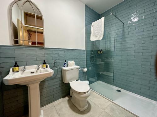 uma casa de banho com um WC, um lavatório e um chuveiro em Claregalway Castle em Claregalway
