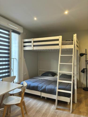 - une chambre avec des lits superposés et une échelle dans l'établissement Résidence Gambetta, à Cannes