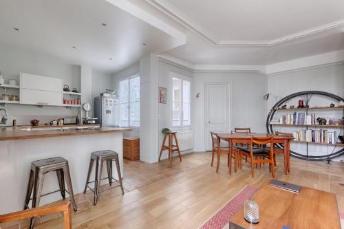 une cuisine et une salle à manger avec une table et des chaises dans l'établissement Résidor - Haussmanian flat in the heart of Paris, à Paris