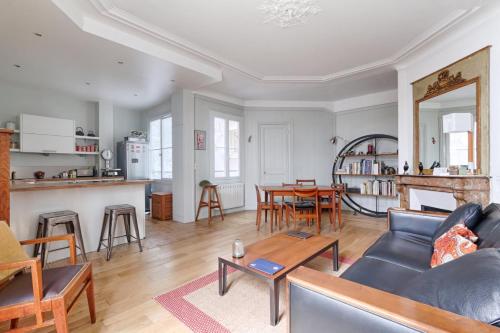un salon avec un canapé et une table dans l'établissement Résidor - Haussmanian flat in the heart of Paris, à Paris
