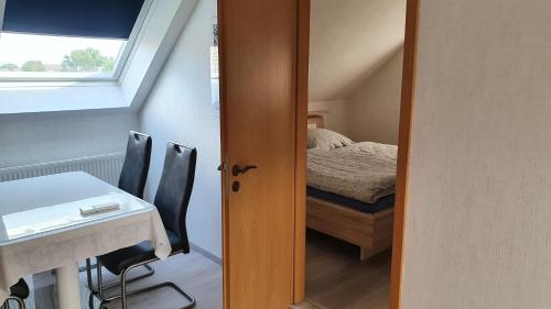 a small room with a table and a bed at Klimatisierte Wohnung Kastanie mit Balkon in Löhne